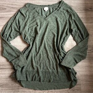 Postcard by Anthropologie Slouchy Green V-Neck Sweater Ruffle Hem Cozy Size M